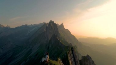 Schaefler Altenalptuerme dağ sırtı İsviçre Alpstein, Appenzell Innerrhoden İsviçre, İsviçre 'nin Alpstein sıradağları Appenzell, İsviçre' nin görkemli Schaefler zirvesi.