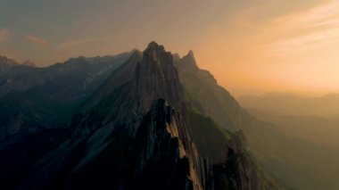 Schaefler Altenalptuerme dağ sırtı İsviçre Alpstein, Appenzell Innerrhoden İsviçre, İsviçre 'nin Alpstein sıradağları Appenzell, İsviçre' nin görkemli Schaefler zirvesi.