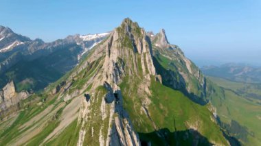 Schaefler Altenalptuerme dağ sırtı İsviçre Alpstein, Appenzell Innerrhoden İsviçre, İsviçre 'nin Alpstein sıradağları Appenzell, İsviçre' nin görkemli Schaefler zirvesi.