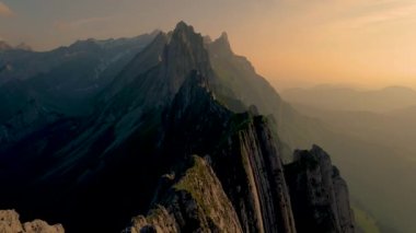 Schaefler Altenalptuerme dağ sırtı İsviçre Alpstein, Appenzell Innerrhoden İsviçre, İsviçre 'nin Alpstein sıradağları Appenzell, İsviçre' nin görkemli Schaefler zirvesi.
