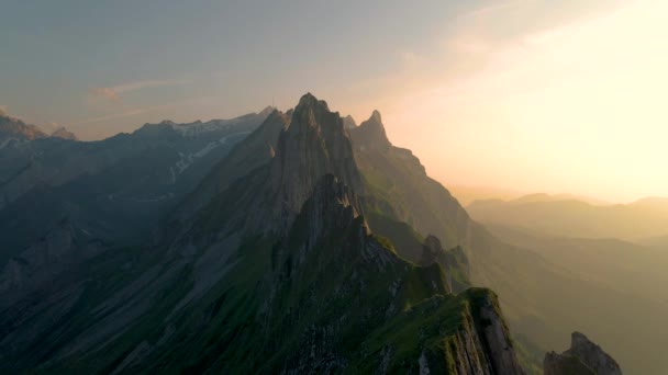 Schaefler Altenalptuerme bergsryggen swiss Alpstein, Appenzell Innerrhoden Schweiz, brant ås av den majestätiska Schaefler topp i Alpstein bergskedjan Appenzell, Schweiz — Stockvideo