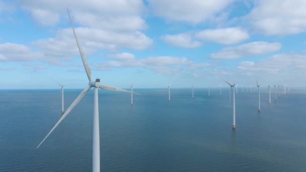 Enorme windmolens, Offshore Windmolenpark in de oceaan Westermeerwindpark, windmolens geïsoleerd op zee op een prachtige heldere dag Nederland Flevoland Noordoostpolder — Stockvideo