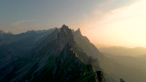 Schaefler Altenalptuerme mountain swiss Alpstein, Appenzell Innerrhoden Switzerland, Alpstein Mountain range Appenzell 의 웅장 한 샤프러 봉의 가파른 산등성 이 — 비디오