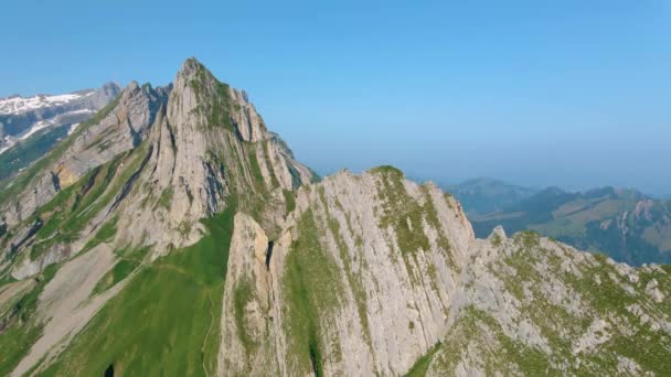 Schaefler Altenalptuerme mountain ridge swiss Alpstein, appenzell Innerrhoden Switzerland,瑞士阿彭策尔山山脉宏伟的Schaefler峰陡峭的山脊 — 图库视频影像