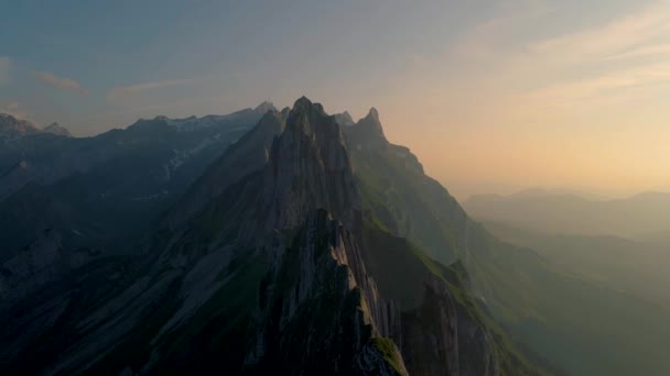 Schaefler Altenalptuerme bergsryggen swiss Alpstein, Appenzell Innerrhoden Schweiz, brant ås av den majestätiska Schaefler topp i Alpstein bergskedjan Appenzell, Schweiz — Stockvideo