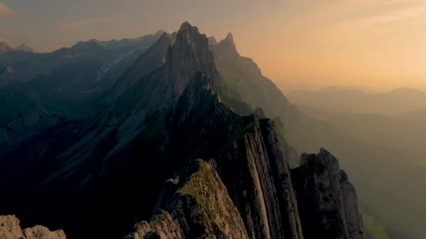 Schaefler Altenalptuerme pasmo górskie szwajcarski Alpstein, Appenzell Innerrhoden Szwajcaria, stromy grzbiet majestatycznego szczytu Schaefler w Alpstein pasmo górskie Appenzell, Szwajcaria — Wideo stockowe