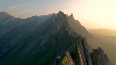Schaefler Altenalptuerme dağ sırtı İsviçre Alpstein, Appenzell Innerrhoden İsviçre, İsviçre 'nin Alpstein sıradağları Appenzell, İsviçre' nin görkemli Schaefler zirvesi.