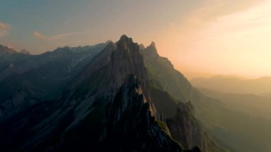 Schaefler Altenalptuerme dağ sırtı İsviçre Alpstein, Appenzell Innerrhoden İsviçre, İsviçre 'nin Alpstein sıradağları Appenzell, İsviçre' nin görkemli Schaefler zirvesi.