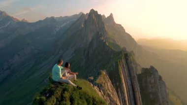 Schaefler Altenalptuerme dağ sırtı İsviçre Alpstein, Appenzell Innerrhoden İsviçre, İsviçre 'nin Alpstein sıradağları Appenzell, İsviçre' nin görkemli Schaefler zirvesi.