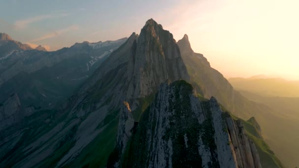 Schaefler Altenalptuerme mountain ridge swiss Alpstein, appenzell Innerrhoden Switzerland,瑞士阿彭策尔山山脉宏伟的Schaefler峰陡峭的山脊 — 图库视频影像