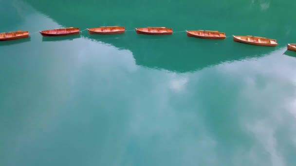 Vackert landskap i Braies Lake Lago di Braies romantisk plats med träbro och båtar på den alpina sjön, Alperna, Dolomiter, Italien, Europa — Stockvideo