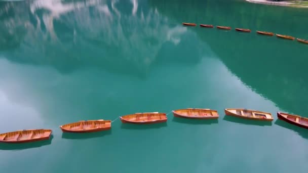 Prachtig landschap van Braies Lake Lago di Braies romantische plek met houten brug en boten op het alpenmeer, Alpen bergen, Dolomieten, Italië, Europa — Stockvideo