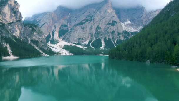 Prachtig landschap van Braies Lake Lago di Braies romantische plek met houten brug en boten op het alpenmeer, Alpen bergen, Dolomieten, Italië, Europa — Stockvideo