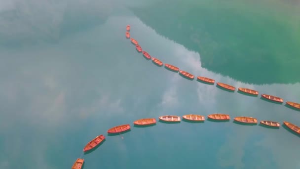 Prachtig landschap van Braies Lake Lago di Braies romantische plek met houten brug en boten op het alpenmeer, Alpen bergen, Dolomieten, Italië, Europa — Stockvideo