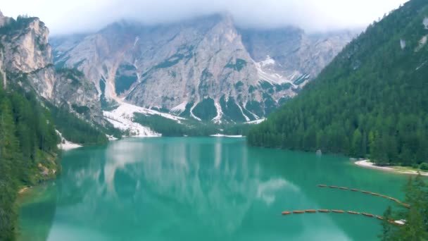 Прекрасний пейзаж озера Брейз Лаго-ді-Брейз романтичне місце з дерев'яним мостом і човнами на альпійському озері, Альпи, Доломіти, Італія, Європа — стокове відео