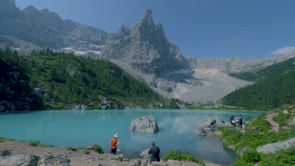 De ochtend met heldere lucht op Lago di Sorapis in Italiaanse Dolomieten, melkachtig blauw meer Lago di Sorapis, Meer Sorapis, Dolomieten, Italië — Stockvideo