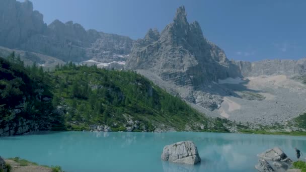 De ochtend met heldere lucht op Lago di Sorapis in Italiaanse Dolomieten, melkachtig blauw meer Lago di Sorapis, Meer Sorapis, Dolomieten, Italië — Stockvideo