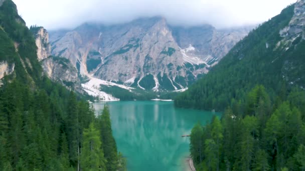 Bela paisagem de Braies Lago di Braies lugar romântico com ponte de madeira e barcos no lago alpino, Alpes Montanhas, Dolomitas, Itália, Europa — Vídeo de Stock