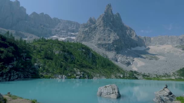 Reggel tiszta ég a Lago di Sorapis olasz Dolomitok, tejszerű kék tó Lago di Sorapis, Sorapis-tó, Dolomitok, Olaszország — Stock videók