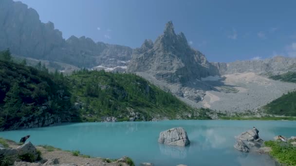 De ochtend met heldere lucht op Lago di Sorapis in Italiaanse Dolomieten, melkachtig blauw meer Lago di Sorapis, Meer Sorapis, Dolomieten, Italië — Stockvideo