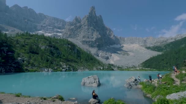 De ochtend met heldere lucht op Lago di Sorapis in Italiaanse Dolomieten, melkachtig blauw meer Lago di Sorapis, Meer Sorapis, Dolomieten, Italië — Stockvideo