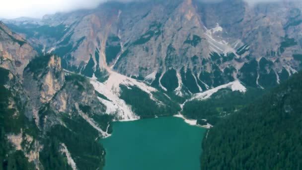 Piękny krajobraz jeziora Braies Lago di Braies romantyczne miejsce z drewnianym mostem i łodziami na jeziorze alpejskim, Alpy, Dolomity, Włochy, Europa — Wideo stockowe