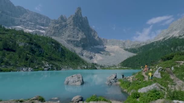 Manhã com céu limpo no Lago di Sorapis em Dolomitas italianas, lago azul leitoso Lago di Sorapis, Lago Sorapis, Dolomitas, Itália — Vídeo de Stock