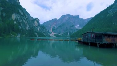 Braies Gölü 'nün güzel manzarası Lago di Braies romantik yeri ahşap köprü ve Alp Dağları, Dolomitler, İtalya, Avrupa' da tekneler