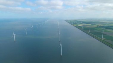 Dev yel değirmeni türbinleri, okyanus açıklarındaki yel değirmeni çiftliği, Westermeerwind parkı, deniz kenarında izole edilmiş yel değirmenleri Hollanda Flevoland Noordoostpolder