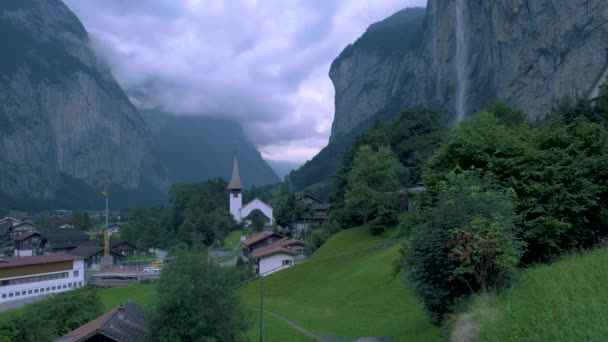 Lauterbrunnen dalen, byn Lauterbrunnen, Staubbach fallet, och Lauterbrunnen muren i schweiziska Alperna, Schweiz. — Stockvideo
