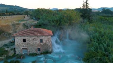 Toscane İtalya, Satürnia 'da şelaleli doğal kaplıca ve sıcak su kaplıcaları, Grosseto, Toskana, İtalya' da Satürn 'de doğal termal şelaleler manzarası