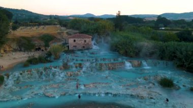 Toscane İtalya, Satürnia 'da şelaleli doğal kaplıca ve sıcak su kaplıcaları, Grosseto, Toskana, İtalya' da Satürn 'de doğal termal şelaleler manzarası