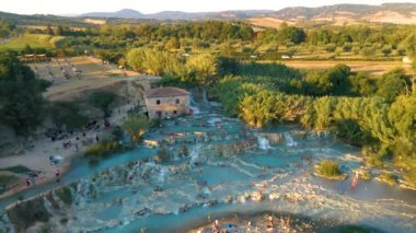 Toscane İtalya, Satürnia 'da şelaleli doğal kaplıca ve sıcak su kaplıcaları, Grosseto, Toskana, İtalya' da Satürn 'de doğal termal şelaleler manzarası