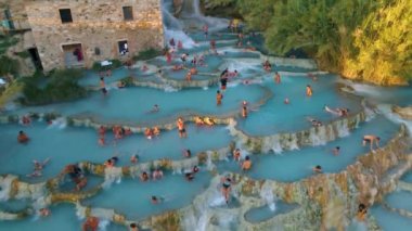 Toscane İtalya, Satürnia 'da şelaleli doğal kaplıca ve sıcak su kaplıcaları, Grosseto, Toskana, İtalya' da Satürn 'de doğal termal şelaleler manzarası