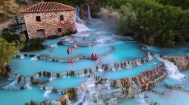 Toscane İtalya, Satürnia 'da şelaleli doğal kaplıca ve sıcak su kaplıcaları, Grosseto, Toskana, İtalya' da Satürn 'de doğal termal şelaleler manzarası