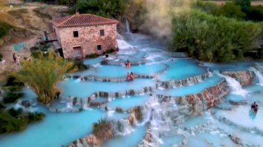 Toscane İtalya, Satürnia 'da şelaleli doğal kaplıca ve sıcak su kaplıcaları, Grosseto, Toskana, İtalya' da Satürn 'de doğal termal şelaleler manzarası