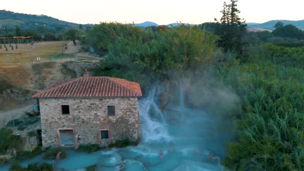 Toscane Itálie, přírodní lázně s vodopády a horkými prameny v termálních lázních Saturnia, Grosseto, Toskánsko, Itálie letecký pohled na přírodní termální vodopády v Saturnii