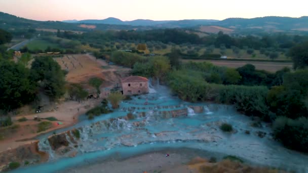 Toscane İtalya, Satürnia 'da şelaleli doğal kaplıca ve sıcak su kaplıcaları, Grosseto, Toskana, İtalya' da Satürn 'de doğal termal şelaleler manzarası — Stok video