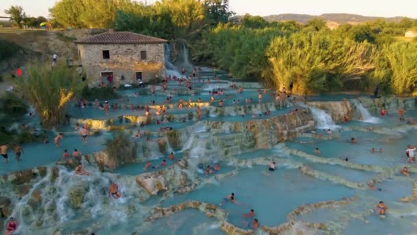 Toscane Olaszország, természetes fürdő vízesésekkel és forró forrásokkal a Saturnia termálfürdőiben, Grosseto, Toszkána, Olaszország légi kilátás a természetes termálvízesésekre a Szaturnuszon — Stock videók