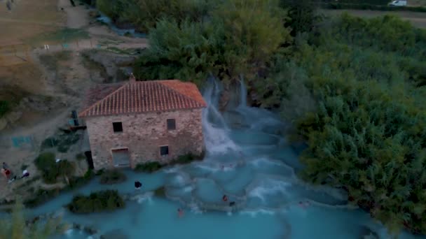 Toscane Olaszország, természetes fürdő vízesésekkel és forró forrásokkal a Saturnia termálfürdőiben, Grosseto, Toszkána, Olaszország légi kilátás a természetes termálvízesésekre a Szaturnuszon — Stock videók