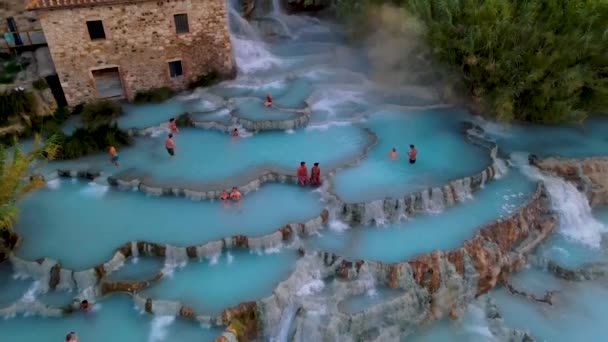 Toscane Italy, natural spa with waterfalls and hot springs at Saturnia thermal baths, Grosseto, Tuscany, Italy aerial view on the Natural thermal waterfalls at Saturnia — Stock Video