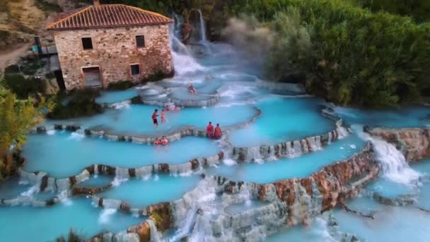 Toscana Italien, naturligt spa med vattenfall och varma källor vid Saturnias termalbad, Grosseto, Toscana, Italien Luftutsikt över de naturliga termiska vattenfallen vid Saturnia — Stockvideo