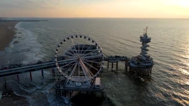 Strand von Scheveningen Niederlande Riesenrad Die Seebrücke in Scheveningen, Den Haag, Niederlande an einem Frühlingstag — Stockvideo