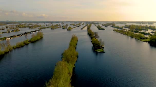 Widok z lotu ptaka na małe wysepki nad jeziorem Vinkeveense Plassen, niedaleko Vinkeveen, Holandia. Jest to piękny obszar przyrodniczy do rekreacji w Holandii. Vinkeveen słynie głównie z Vinkeveense — Wideo stockowe