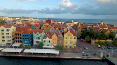 Curacao, Hollanda Antilleri Willemstad, Karayipler şehir merkezindeki renkli binaların manzarası