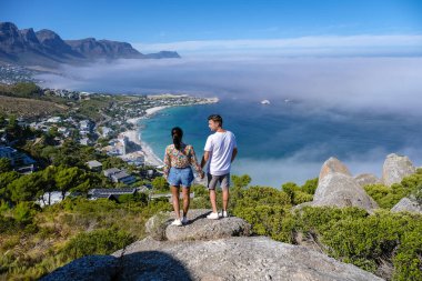 Cape Town 'daki The Rock bakış açısıyla Campsbay' ın üzerinden, Camps Bay 'in üzerinden, Cape Town Güney Afrika' daki okyanusun üzerinden sis ile.