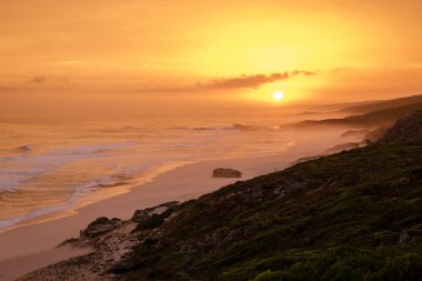 De Hoop Doğa Koruma Alanı 'nda gün batımı. Güney Afrika' nın en güzel sahili. Bahçe yolunun bir parçası olan doğa koruma alanında beyaz kum tepeleri var.