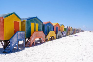 Muizenberg sahil kasabasındaki renkli sahil evi, sahil kulübeleri, Muizenberg, Cape Town, False Bay, Güney Afrika