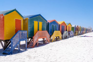 Muizenberg sahil kasabasındaki renkli sahil evi, sahil kulübeleri, Muizenberg, Cape Town, False Bay, Güney Afrika