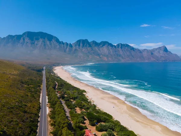Kogelbay strand Nyugat-Cape Dél-Afrika, Kogelbay Rugged Coast Line látványos hegyekkel — Stock Fotó